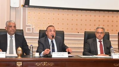 محافظ الإسكندرية: الطرق والرصف منظومة فساد متكاملة.. وأنا قفلت المحبس من فوق