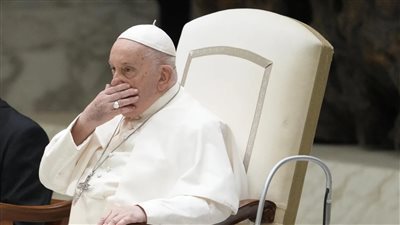 بعد أسبوعين في المستشفى.. الفاتيكان يعلن تحسن حالة البابا فرنسيس 
