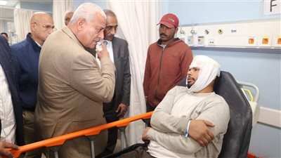 محافظ السويس يطمئن على حالات المصابين في حادث طريق السخنة