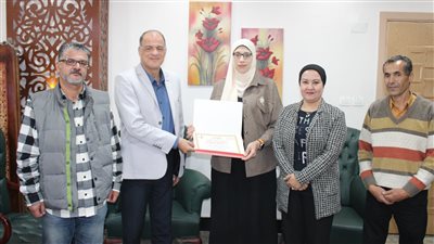 وكيل تعليم الإسماعيلية يكرم الطالب المثالي ويناقش عددا من المقترحات الطلابية