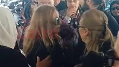 نجلاء فتحي تواسي زوج ابنتها المخرج محمد خضر في جنازة والده | صور