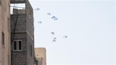 ليست على الساحل.. الجيش الأردني يسقط مساعدات من الجو لأهالي شمال غزة