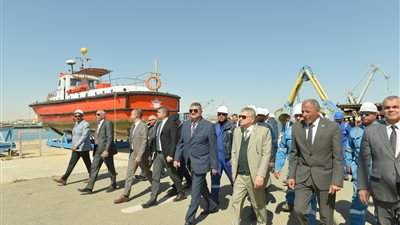 رئيس هيئة قناة السويس يتابع نشاط بناء اللنشات البحرية بترسانة بورتوفيق البحرية