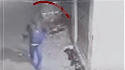 بشنطة الدهب.. فيديو لحظة هروب المتهم بسرقة الجواهرجي حسني الخناجري في بولاق