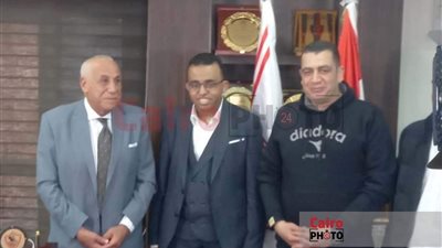 حسين لبيب يستقبل بطل قادرون باختلاف في الزمالك.. ويسلمه عضوية النادي 