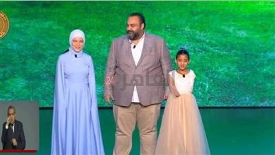 رئيس جامعة المنيا يشيد بطالبة أبهرت الحضور خلال احتفالية قادرون باختلاف