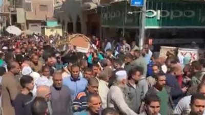 المئات من أهالي أبو عطوة يشيعون جثمان الطالب عبد الرحمن ضحية حادث طريق الإسماعيلية | بث مباشر