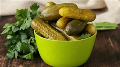 حضريه في دقائق.. طريقة عمل مخلل الخيار للشيف منال العالم 