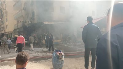 حريق كبير في محل للمواد الغذائية بالسويس| صور