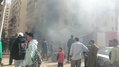 بسبب كرتونة شيبسي.. حريق يلتهم محلا للمواد الغذائية بمنطقة الملاحة في السويس | بث مباشر