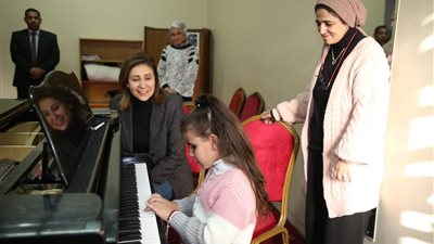 وزيرة الثقافة تحضر أولى دروس العزف على البيانو لطفلة قادرون باختلاف تاليا محمد | صور