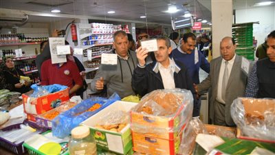 المواطنون اشتكوا والمحافظ تحرك.. ضبط لحوم فاسدة وسلع غذائية منتهية الصلاحية بكفر الزيات بالغربية 