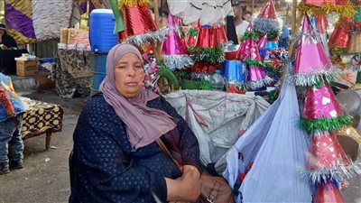 رغم مرضها واحتياجها لعملية قلب مفتوح.. عزة تبيع طرابيش لتنفق على أبنائها الخمسة اليتامى