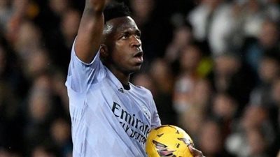 بعد إحرازه هدفا.. فينسيوس يحتفل بـ وقفة ضد العنصرية أمام جماهير فالنسيا | فيديو