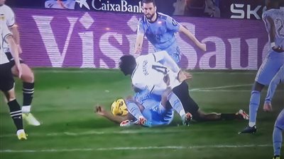 صدمة اللاعبين بسبب إصابة قوية لـ لاعب فالنسيا أمام ريال مدريد.. والحكم يفتعل أزمة