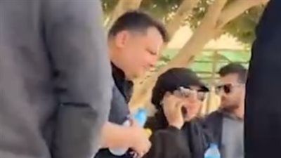 نجل حلمي بكر ينتظر استلام جثمان والده أمام مستشفى السلام | بث مباشر