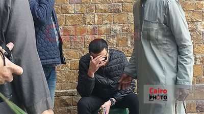 بعد تأخير الدفن لليوم الثالث.. مصطفى كامل أول الحضور في جنازة الموسيقار حلمي بكر| صور