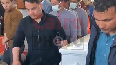 نجله يحمل النعش.. انتهاء صلاة الجنازة على جثمان الموسيقار حلمي بكر| صور