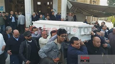 حاملًا النعش وممسكًا بيد شقيقته.. انهيار نجل حلمي بكر خلال تشييع جثمانه لمثواه الأخير | بث مباشر