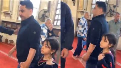 عايزه تشوف أبوها قبل ما يتدفن.. نجل حلمي بكر ممسكًا بيد شقيقته خلال وداع والدهما| صور