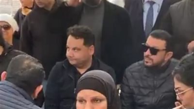 الحزن يسيطر على مصطفى كامل خلال الدعاء لـ حلمي بكر بالمقابر | بث مباشر