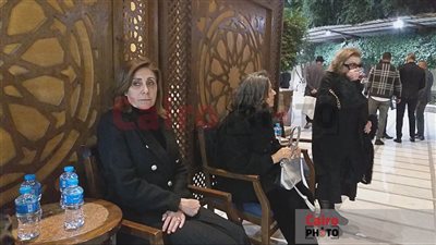 وزيرة الثقافة والموسيقيين أول الحضور لعزاء حلمي بكر في مسجد الحامدية الشاذلية