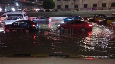 بعد كسر ماسورة مياه.. صرف صحي الإسكندرية تدفع بسياراتها لسحب تجمعات مياه طريق المحمودية