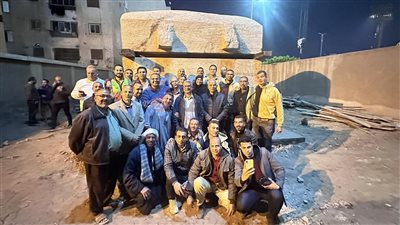 الصورة الأولى لفريق ترميم التابوت المُكتشف داخل مشروع إنشاء مستشفى بنها الجديد