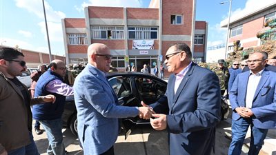 وزير الإسكان يصل إلى الشرقية لتفقد عدد من محطات المياه والصرف