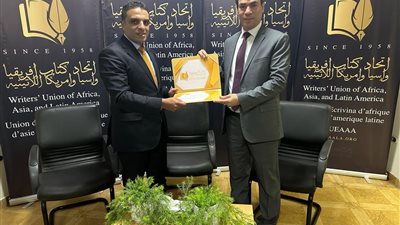 اتحاد كتاب إفريقيا وآسيا يمنح جمال أبو الحسن وسام التميز على كتابه 300.000 عام من الخوف