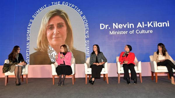 وزيرة الثقافة أثناء