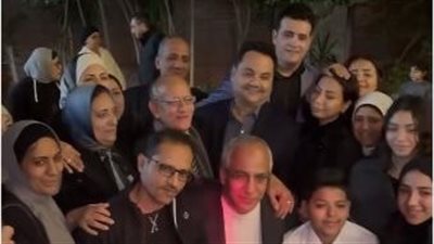 هشام حلمي بكر عن التقاطه صورة تذكارية مع عائلته في عزاء والده: كنا بنحتفل