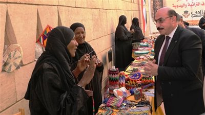 محافظ أسوان يتفقد معرض أيادي مصر للحرف التراثية واليدوية بمتحف النوبة