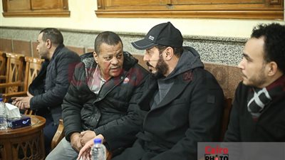 مصطفى شعبان أول الحاضرين في عزاء شقيقة المخرج مجدي الهواري