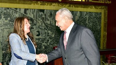 السفيرة الأمريكية تعرب عن سعادتها بزيارة الأقصر| صور