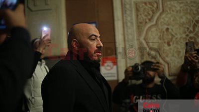 بعد غيابه عن جنازتها.. مجدي الهواري يستقبل عزاء شقيقته في مسجد الرحمن الرحيم