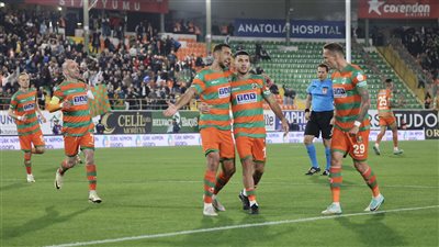 بمشاركة كوكا وتريزيجيه.. ألانيا سبور يفوز على طرابزون بثلاثية في الدوري التركي