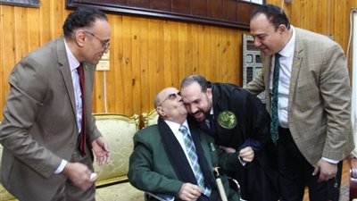 مبروك عطية يظهر على كرسي متحرك خلال مناقشة نجله رسالة الدكتوراه بجامعة الأزهر