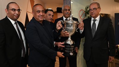 سفير مصر بالسعودية يستقبل بعثة اتحاد الكرة بعد وصولها الرياض استعدادًا لنهائي كأس مصر 