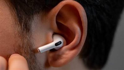 تؤثر على الدماغ..خبراء يحذرون من سماعات الصوت 