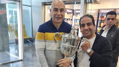 حسام حسن يحمل كأس مصر قبل السفر إلى السعودية لمتابعة مباراة الأهلي والزمالك