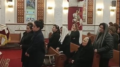 انهيار أسرة جميل برسوم خلال تأدية صلاة الثالث بكنيسة مار جرجس بدمنهور| بث مباشر