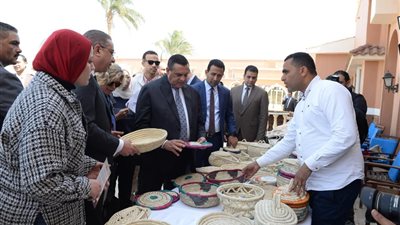 وزير التنمية المحلية ومحافظ الفيوم يتفقدان معرض أيادي مصر للحرف اليدوية والتراثية | صور