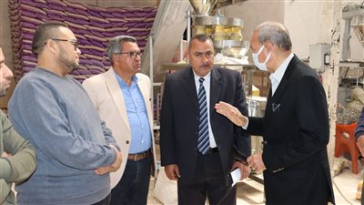 بعد توفير 170 طن سكر.. محافظ القليوبية يتفقد مصنعًا لتعبئة المواد الغذائية بمدينة بنها