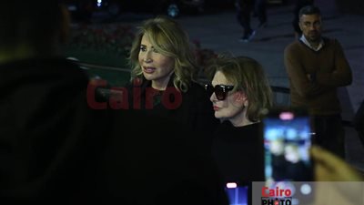 يسرا وإيناس الدغيدي وجمال العدل وبسام رجب في عزاء منير ثابت شقيق سوزان مبارك