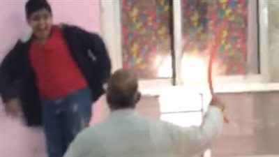 بشكل غير آدمي.. تداول فيديو لمعلم يضرب تلميذا داخل الفصل بمدرسة في القاهرة