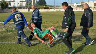 بلع لسانه.. إنقاذ لاعب بقطاع الناشئين في مباراة المصري تحت 14 عامًا | صور