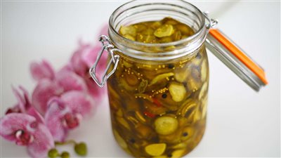 مقرمش ولذيذ.. طريقة عمل مخلل الخيار والفلفل بـ 4 وصفات مختلفة