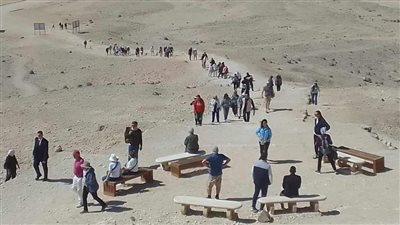 وفد سياحي متعدد الجنسيات يزور منطقة آثار بني حسن بالمنيا