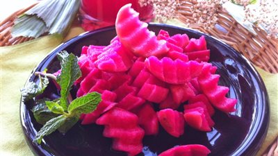 بوصفة سرية | طريقة تخليل اللفت فاطمة أبو حاتي خطوة بخطوة في البيت.. تعرف على أسرار نجاح التخليل